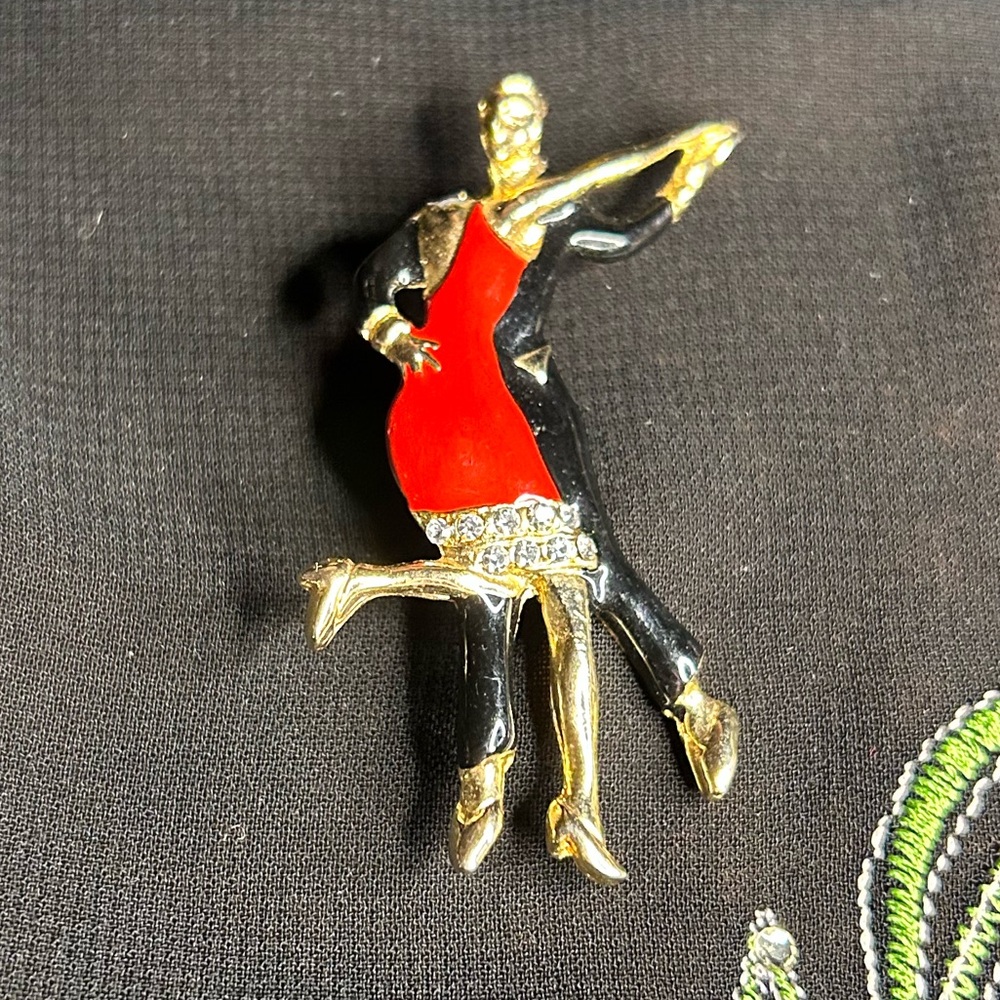 VTG Gold tone Metal and enamel dancing couple brooch. AS IS